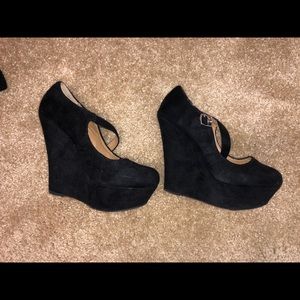 Black wedges